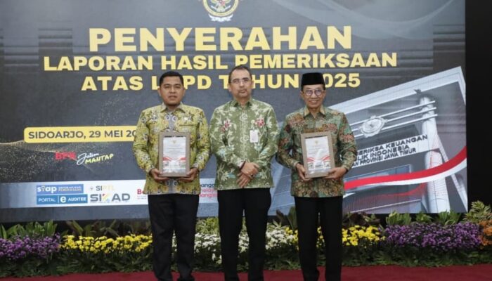 FOTO : Bupati bersama Ketua DPRD Pamekasan secara langsung menerima penghargaan di Kantor BPK RI Perwakilan Jawa Timur