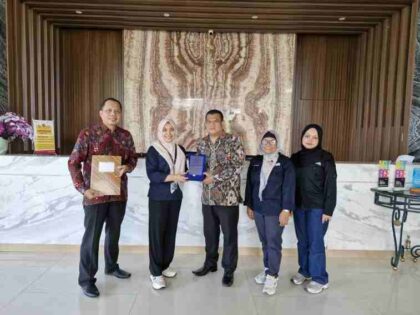 FOTO : Penyerahan Sertifikat Halal kepada perwakilan Front One dan Azana Style Hotel