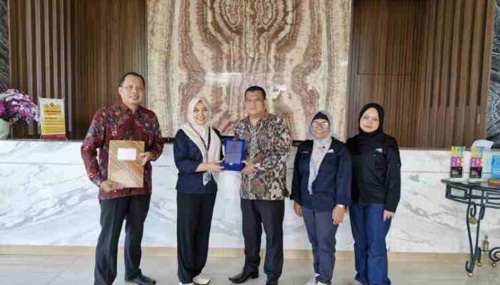 FOTO : Penyerahan Sertifikat Halal kepada perwakilan Front One dan Azana Style Hotel