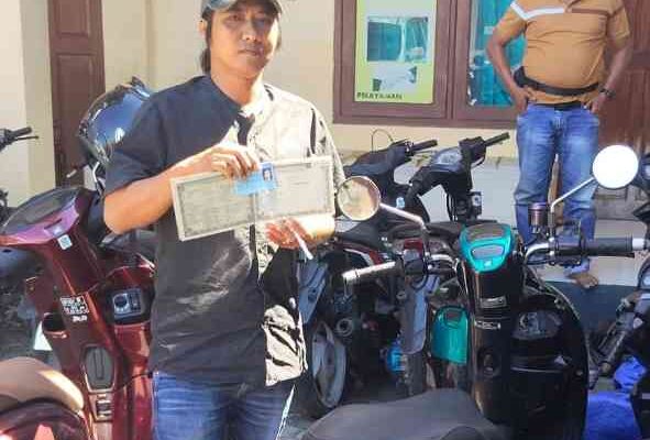 FOTO : Kanit I Pidana Umum Satreskrim IPDA Reza Farizal Sjafii, S.H dan Barang Bukti (BB) berupa satu unit sepeda motor Honda Scoopy 