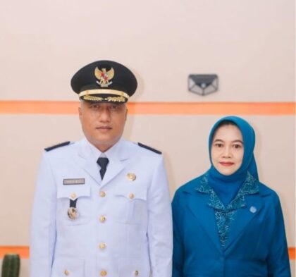 FOTO : Camat Subiyakto bersama Isteri