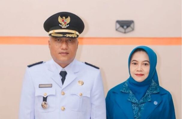 FOTO : Camat Subiyakto bersama Isteri