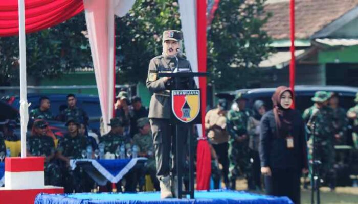 FOTO : Bupati Lumajang berdiri di Podium sebagai Inspektur Upacara saat Peresmian Buka TMMD ke-129 TA 2026
