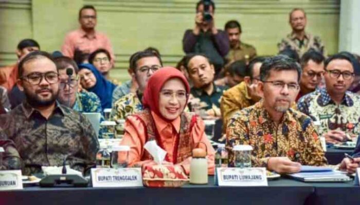 FOTO: Bupati Lumajang (Tengah), Bupati Trenggalek (Kanan) dalam Forum Diskusi Kunjungan Kerja Badan Anggaran DPR RI