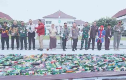 FOTO : Bupati Lumajang beserta jajaran Forkopimda dalam kegiatan pemusnahan hasil sitaan