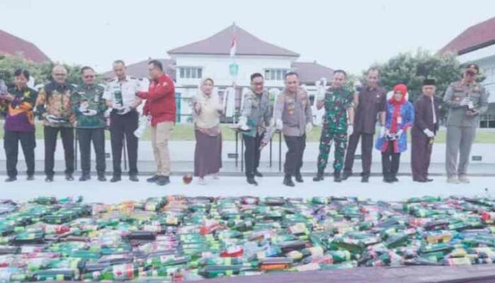 FOTO : Bupati Lumajang beserta jajaran Forkopimda dalam kegiatan pemusnahan hasil sitaan
