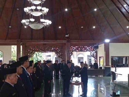 FOTO : Proses pelantikan dan pengambilan sumpah jabatan dari 85 pejabat di lingkungan Pemerintahan Kabupaten Pamekasan yang dipimpin oleh Bupati Pamekasan