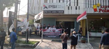 FOTO : Jajaran pengurus PSI se-Kabupaten Lumajang turun ke jalan menyuarakan kekecewaan di depan kantor DPW PSI Jawa Timur