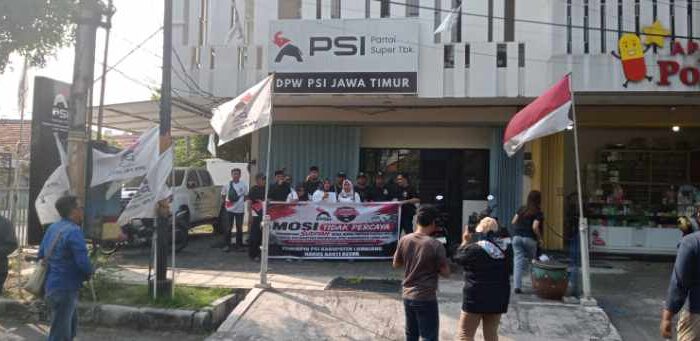 FOTO : Jajaran pengurus PSI se-Kabupaten Lumajang turun ke jalan menyuarakan kekecewaan di depan kantor DPW PSI Jawa Timur