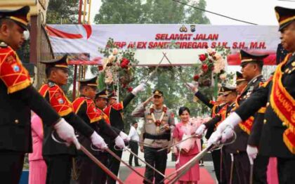 FOTO : Tradisi Pedang Pora Lepas AKBP Alex Sandy Siregar, S.I.K., S.H., M.H. dalam upacara Serah Terima Jabatan