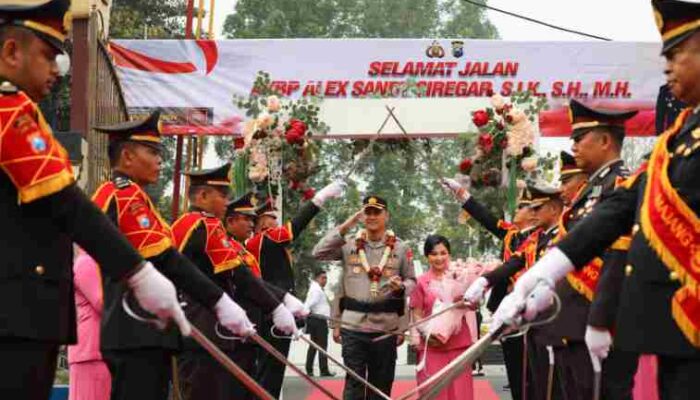 FOTO : Tradisi Pedang Pora Lepas AKBP Alex Sandy Siregar, S.I.K., S.H., M.H. dalam upacara Serah Terima Jabatan