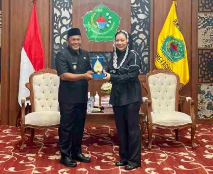FOTO : Wakil Bupati Pamekasan, H. Sukriyanto (kiri) sambut kunjungan kerja Bupati Brebes, Hj. Paramitha Widya Kusuma (kanan)