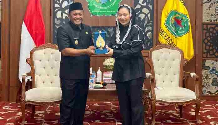 FOTO : Wakil Bupati Pamekasan, H. Sukriyanto (kiri) sambut kunjungan kerja Bupati Brebes, Hj. Paramitha Widya Kusuma (kanan)