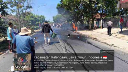 FOTO : Warga setempat dan beberapa anggota kepolisian yang berada di area sekitar berusaha memadamkan api yang dipicu oleh laka-lantas