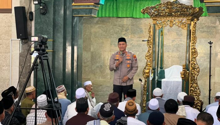 Foto: Safari Jumat Kapolres Lumajang di Masjid Agung Anas Mahfud.