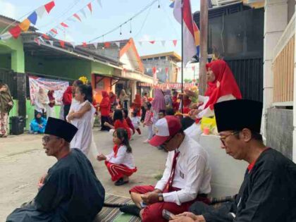 FOTO : Kebersamaan dan kerukunan antarwarga lintas generasi yang memadati area gang perumahan saat menghadiri rangkaian acara peringatan HUT Kemerdekaan Republik Indonesia ke-81