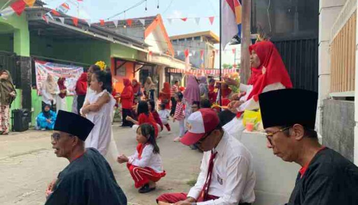 FOTO : Kebersamaan dan kerukunan antarwarga lintas generasi yang memadati area gang perumahan saat menghadiri rangkaian acara peringatan HUT Kemerdekaan Republik Indonesia ke-81