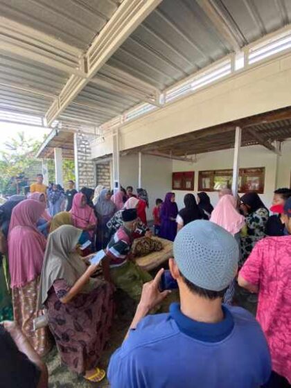 FOTO : Sejumlah warga dan kerabat histeris saat melihat mayat korban yang sudah tertutup kain