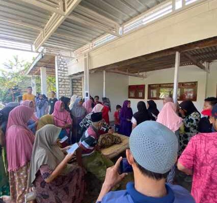 FOTO : Sejumlah warga dan kerabat histeris saat melihat mayat korban yang sudah tertutup kain