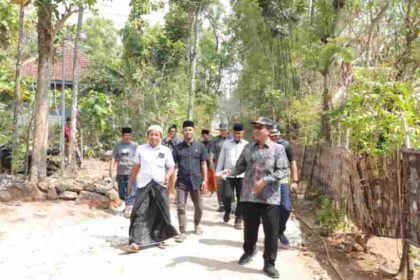 FOTO : Didampingi warga dan perangkat desa, Bupati Pamekasan meninjau proyek perbaikan jalan yang berbasis gotong royong