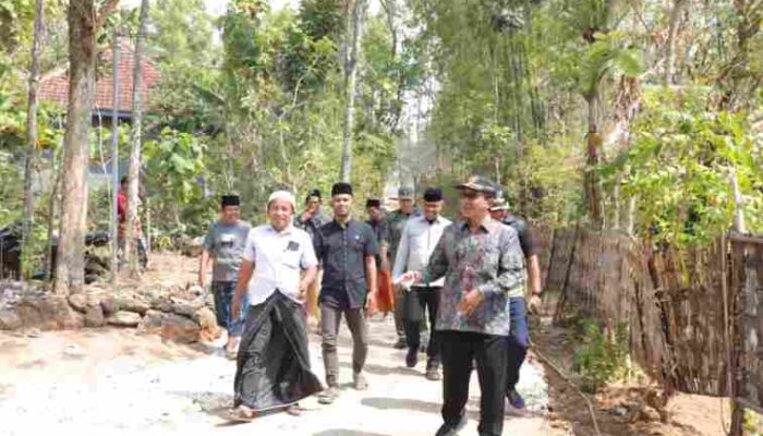 FOTO : Didampingi warga dan perangkat desa, Bupati Pamekasan meninjau proyek perbaikan jalan yang berbasis gotong royong