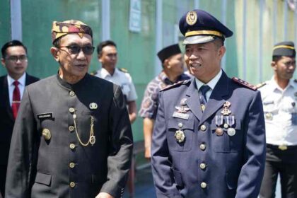 FOTO : Kalapas Narkotika kelas IIA Pamekasan Kusnan (kiri) dan Bupati Pamekasan Dr. KH. Kholilurrahman, S.H.M.Si. (kanan)