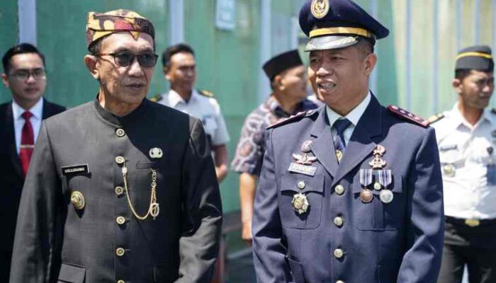 FOTO : Kalapas Narkotika kelas IIA Pamekasan Kusnan (kiri) dan Bupati Pamekasan Dr. KH. Kholilurrahman, S.H.M.Si. (kanan)