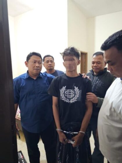 FOTO : TIM URC Satreskrim Polres Pamekasan mengamankan terduga pelaku penganiayaan berat (pembacokan) berinisial CAF