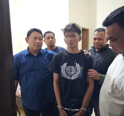 FOTO : TIM URC Satreskrim Polres Pamekasan mengamankan terduga pelaku penganiayaan berat (pembacokan) berinisial CAF