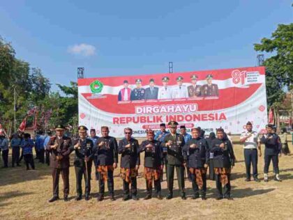 FOTO : Bupati Pamekasan lakukan sesi foto bersama dengan tamu undangan lainnya seusai upacara peringatan HUT ke-81 Kemerdekaan Republik Indonesia