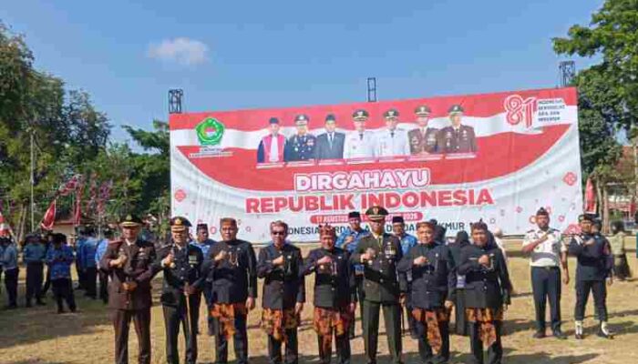 FOTO : Bupati Pamekasan lakukan sesi foto bersama dengan tamu undangan lainnya seusai upacara peringatan HUT ke-81 Kemerdekaan Republik Indonesia