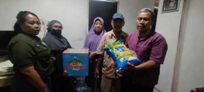 FOTO : Ikatan Wartawan Online (IWO) menyerahkan bantuan pangan kepada keluarga Bapak Sudarsono sebagai bentuk kepedulian sosial untuk meringankan beban ekonomi mereka.