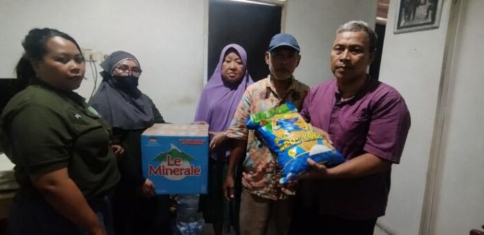FOTO : Ikatan Wartawan Online (IWO) menyerahkan bantuan pangan kepada keluarga Bapak Sudarsono sebagai bentuk kepedulian sosial untuk meringankan beban ekonomi mereka.