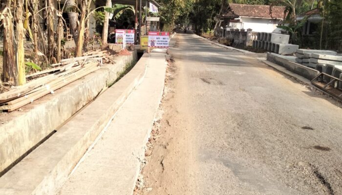 FOTO: Lokasi proyek rekonstruksi jalan Ellak Daya – Mandala tampak bahan material U-Dith untuk saluran irigasi
