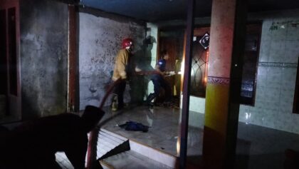 FOTO : Petugas Damkar berjibaku memadamkan kebakaran rumah di Pademawu, Pamekasan.