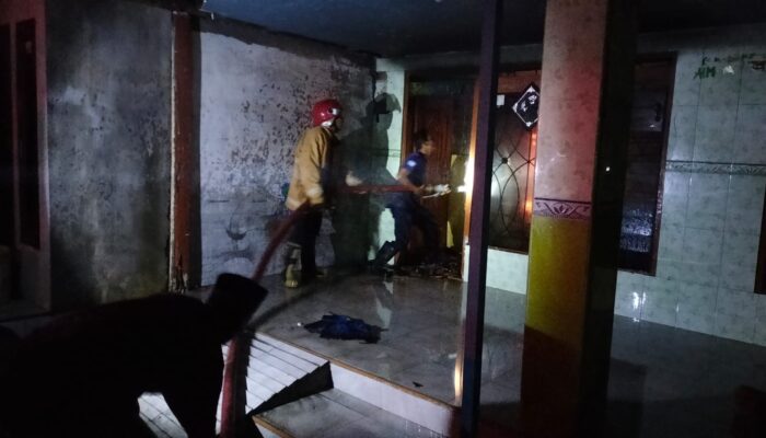 FOTO : Petugas Damkar berjibaku memadamkan kebakaran rumah di Pademawu, Pamekasan.