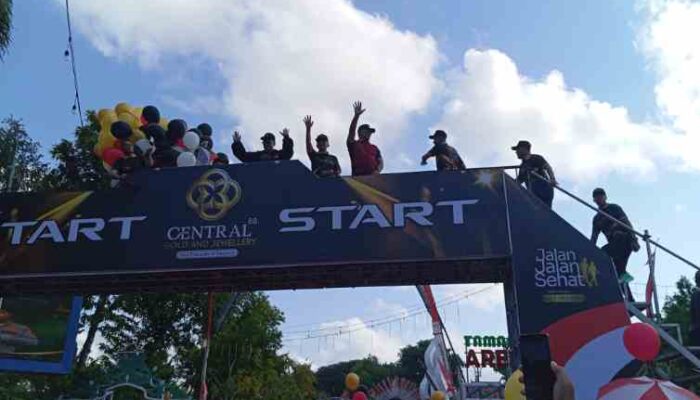 FOTO : Situasi di garis start jalan - jalan sehat dalam acara soft opening Central 88 Gold and Jewellery berlangsung mewah dan meriah.