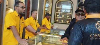 FOTO : CEO PT. Bawang Mas Group (Haji Her) saat beli mas di Central 88 Gold and Jewellery.