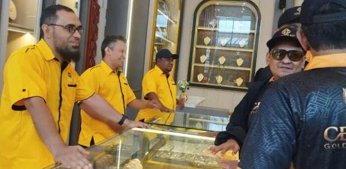 FOTO : CEO PT. Bawang Mas Group (Haji Her) saat beli mas di Central 88 Gold and Jewellery.