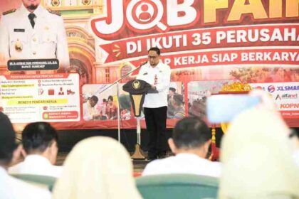FOTO : Sekretaris Daerah Kabupaten Sumenep Agus Dwi Saputra saat memberikan sambutan pada pembukaan Sumenep Job Fair 2026 di Gedung KORPRI.