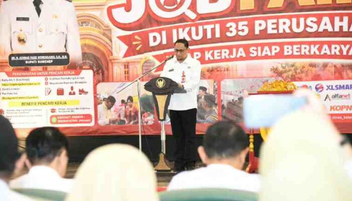 FOTO : Sekretaris Daerah Kabupaten Sumenep Agus Dwi Saputra saat memberikan sambutan pada pembukaan Sumenep Job Fair 2026 di Gedung KORPRI.