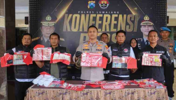 Foto: Polres Lumajang menunjukkan barang bukti hasil Operasi Tumpas Narkoba Semeru 2026.