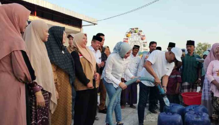 FOTO : Bupati Sampang dan Ketua PKK Kabupaten Sampang bersama Forum Sampang Sehat (FSS) bersama masyarakat saat mendistribusikan program sejuta liter air bersih hari pertama di desa Gunung Rancak