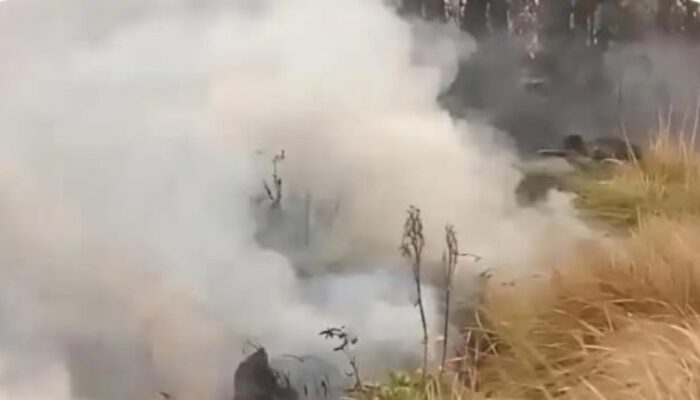 FOTO : Kepulan asap tebal saat terjadi kebakaran di Bukit Teletubbies