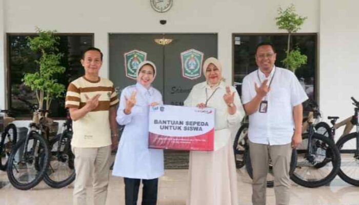 FOTO : Bupati Lumajang saat menyerahkan bantuan enam unit sepeda untuk anak yatim di sekolah MI Hasyim Asy’ari Yosowilangun Kidul melalui dukungan Bank Jatim.