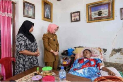 FOTO : Bupati Lumajang Indah Amperawati saat mengunjungi kediaman Dodik yang menderita gagal ginjal dan wajib menjalani cuci darah rutin
