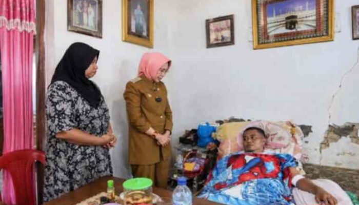 FOTO : Bupati Lumajang Indah Amperawati saat mengunjungi kediaman Dodik yang menderita gagal ginjal dan wajib menjalani cuci darah rutin