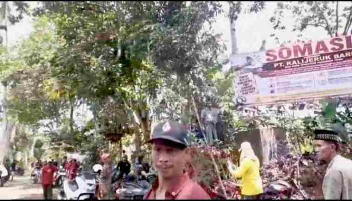 FOTO : Ratusan warga saat melancarkan aksi tegas pemasangan spanduk somasi penolakan