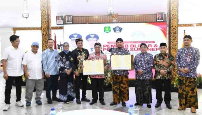 FOTO : Bupati Sumenep dan Bupati Blitar beserta jajarannya saat melakukan sesi foto bersama seusai penandatanganan kesepakatan kerja.