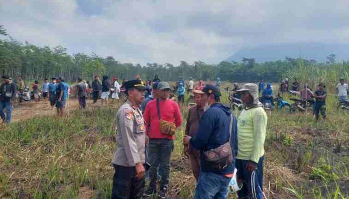 FOTO : Polres Lumajang bersama Polsek Randuagung melakukan monitoring serta pengamanan kegiatan reklaiming lahan HGU PT. Kalijeruk Baru